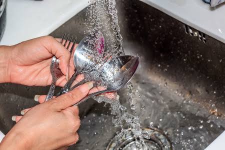 How to Wash a Spoon Without Splashing