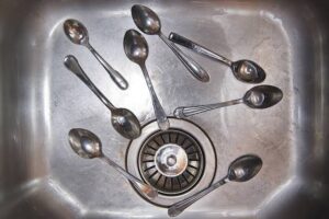 step by step guide for How to Wash a Spoon Without Splashing